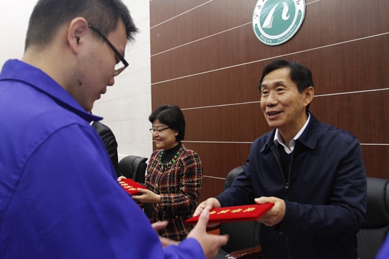 孙长庆颁奖.jpg