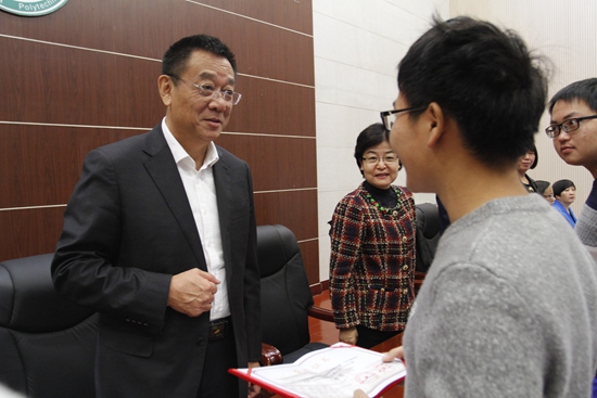 马董事长颁奖1.jpg
