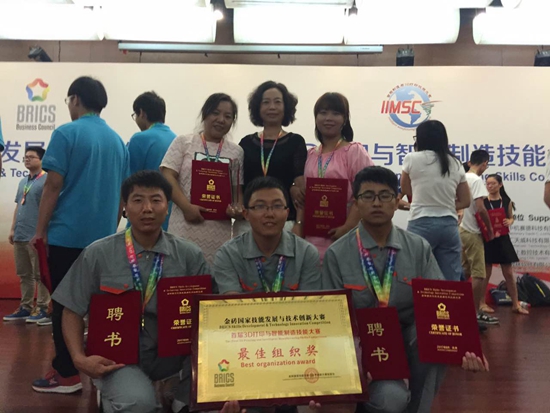 后排左一:马晓莉,中间:永利集团3044am经理李慧云,右一:张慧.jpg