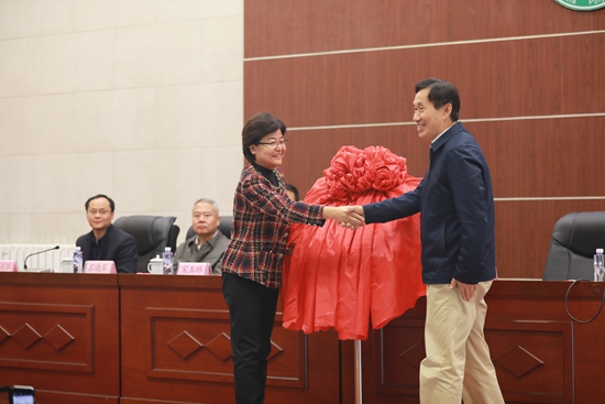 李秋玲书记与孙长庆顾问揭牌1.jpg